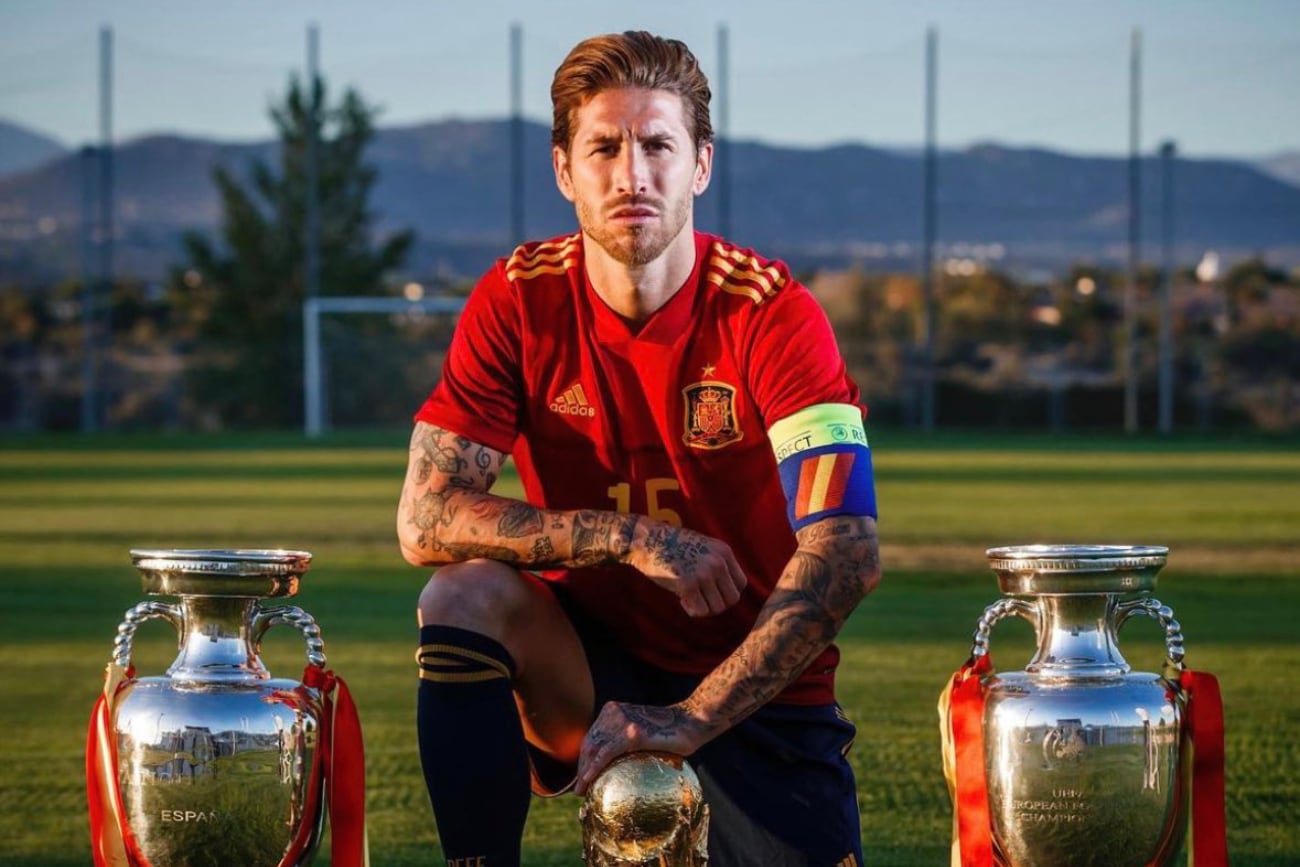 Sergio Ramos junto a todos los trofeos que ganó con la selección española. 