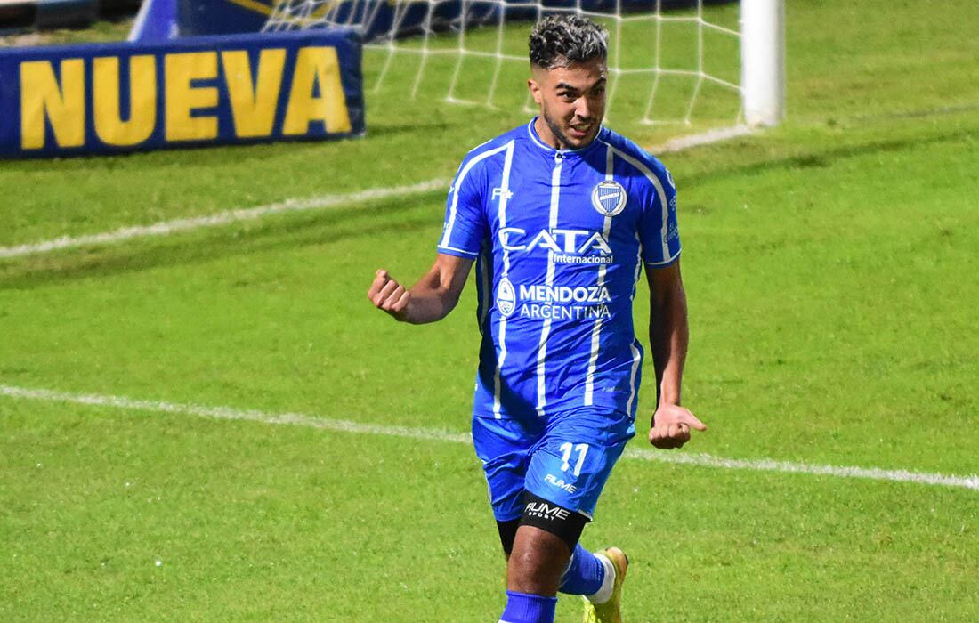 Martín Ojeda la figura y goleador de Godoy Cruz.