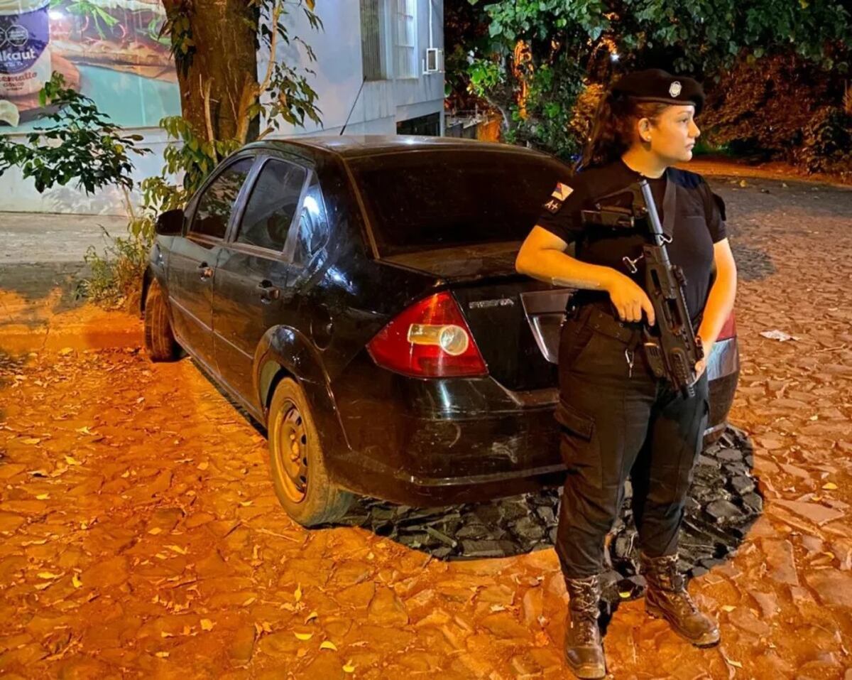 Persecución y choque en Eldorado: buscan a dos sospechosos que abandonaron un auto robado
