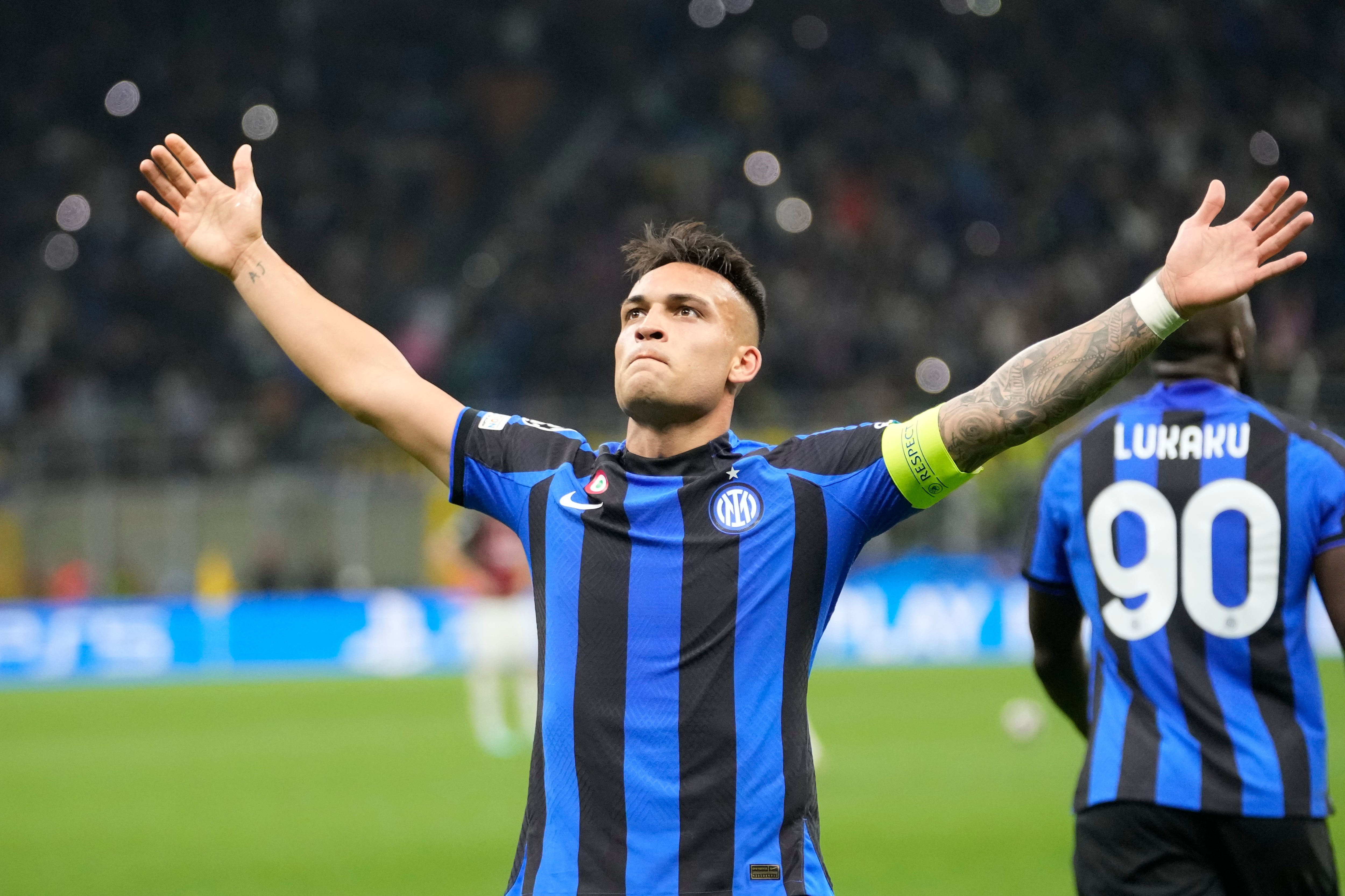 Lautaro Martínez celebra tras anotar el primer gol del Inter. (AP Foto/Luca Bruno)