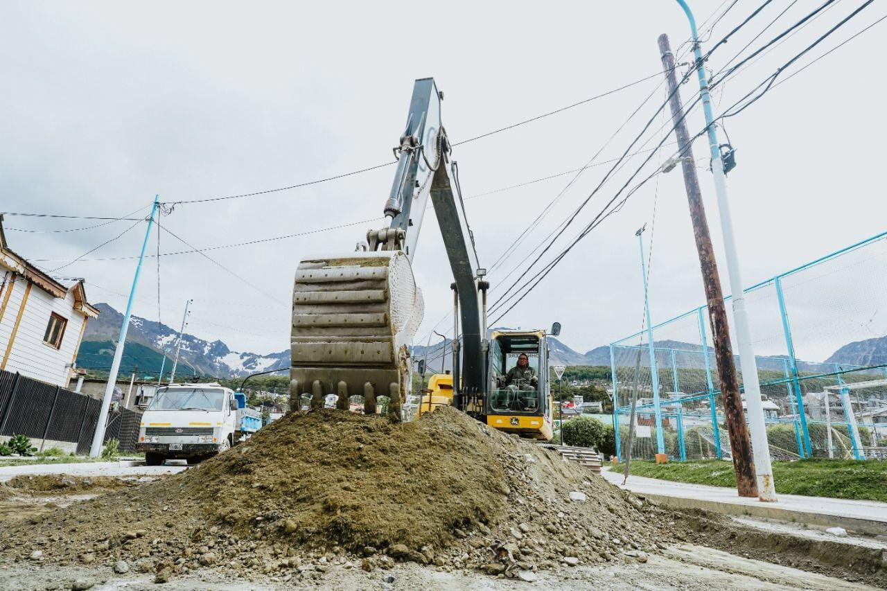 La Municipalidad de Ushuaia realiza trabajos en la calle Pontón Río Negro.