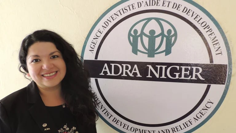 Gladis en la Agencia Adventista de Desarrollo y Recursos Asistenciales (ADRA) de Níger.