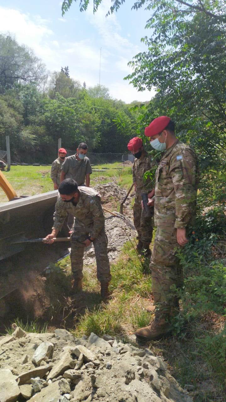 Efectivos del Ejército en plena tarea de forestación dentro del Área Protegida Camiare. (Foto: prensa / Municipalidad VCP).