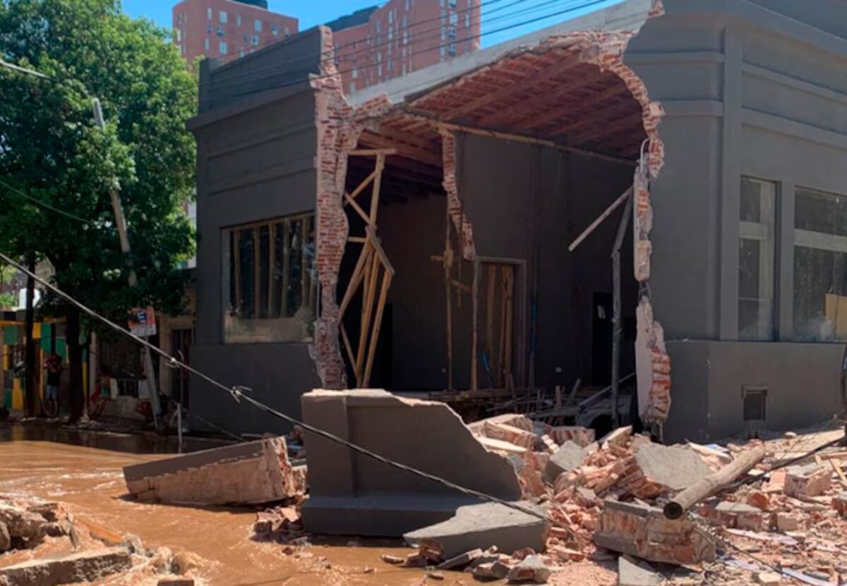 Desastre: la explosión de un caño provocó el derrumbe de una casa en Córdoba
