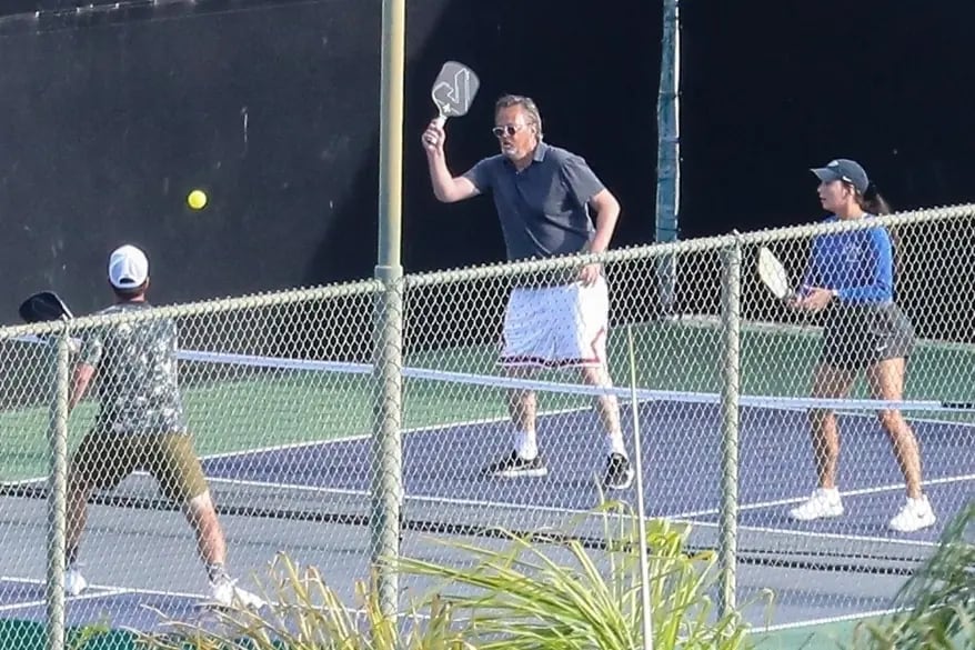 Matthew Perry jugando Pickleball.