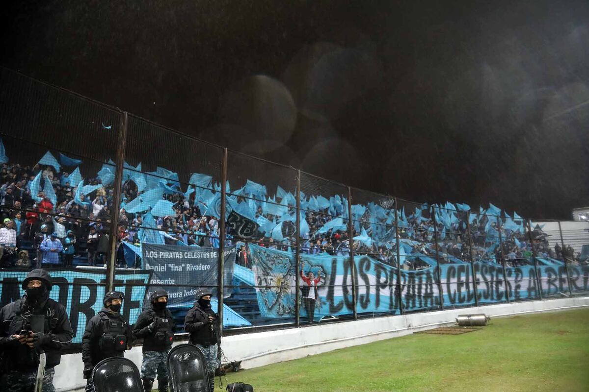 A lo Belgrano: los hinchas le hicieron el aguante al Pirata en Jujuy