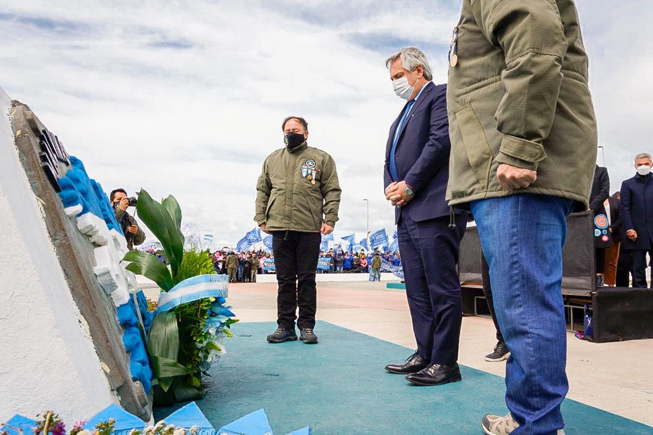 El Presidente visitó el Monumento a los Héroes de Malvinas en su visita a la ciudad de Río Grande