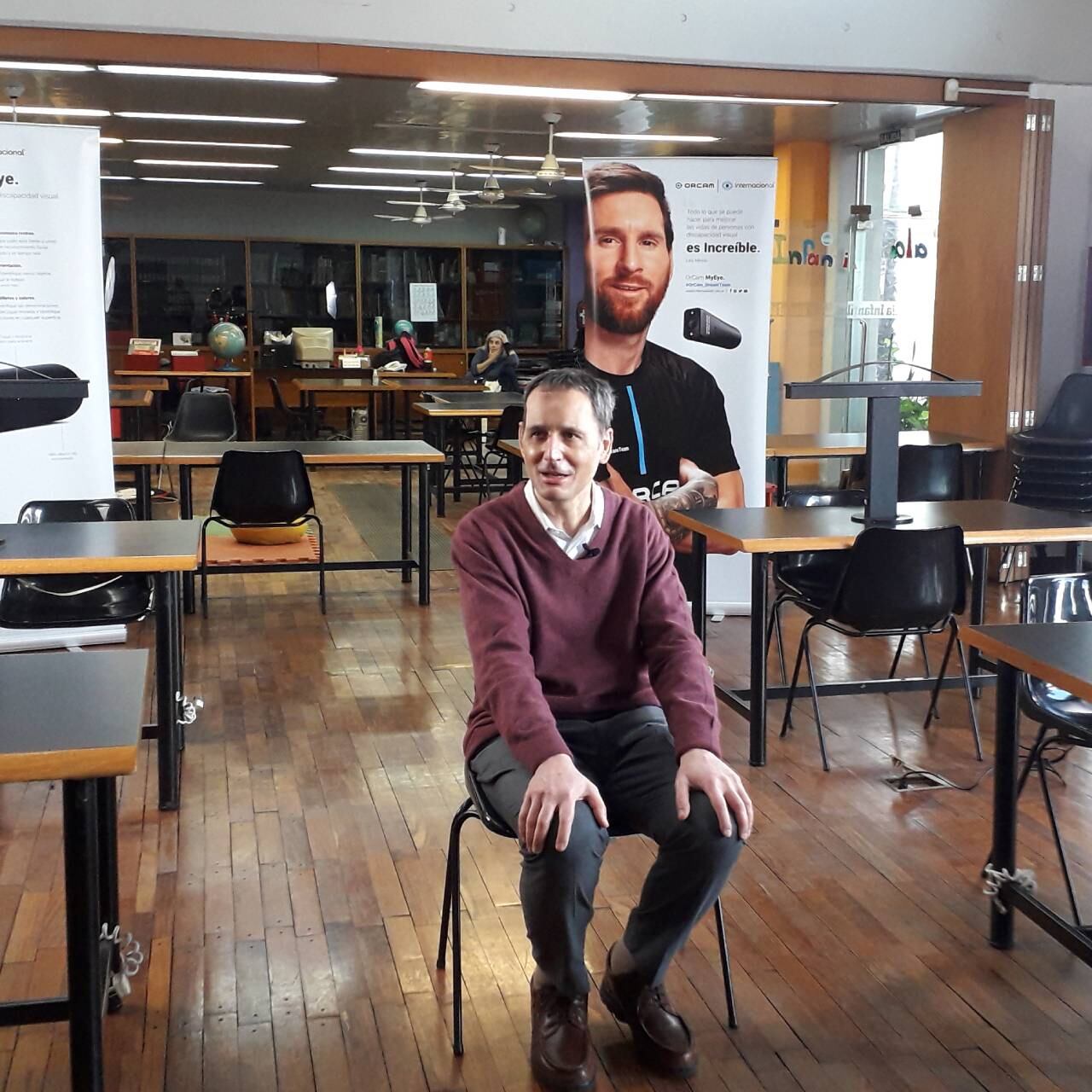 Cristián trabaja seis horas diarias en una de las dos bibliotecas municipales de Rosario que tienen el servicio de lectura accesible.