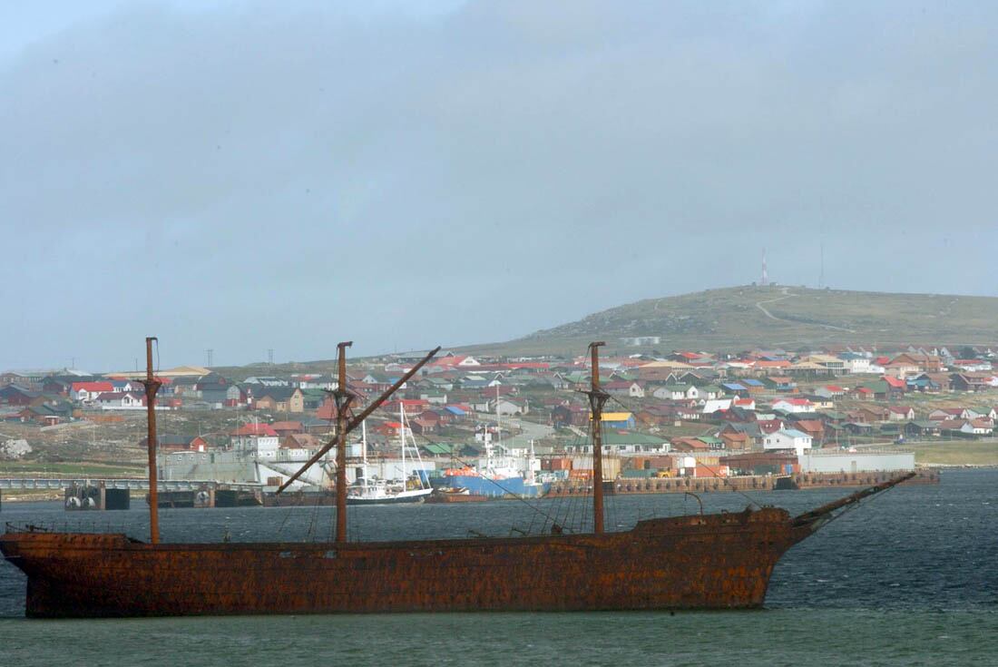 Las Malvinas encierran una interesantísima historia, que se remonta a casi cinco siglos. El clima es fundamentalmente frío, con crudos inviernos. Pero incluso hasta el fin del verano se puede disfrutar de días de una temperatura muy agradable.