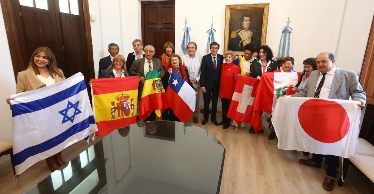 El gobernador Carlos Sadir recibió a representantes de Colectividades Extranjeras en Jujuy y destacó la importancia de recordar "la fecha en la que se honra el aporte histórico y cultural que los inmigrantes tuvieron y tienen en la Argentina".