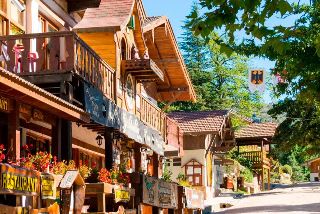 La Cumbrecita es uno de los destinos más elegidos por su encanto arquitectónico en un entorno natural.