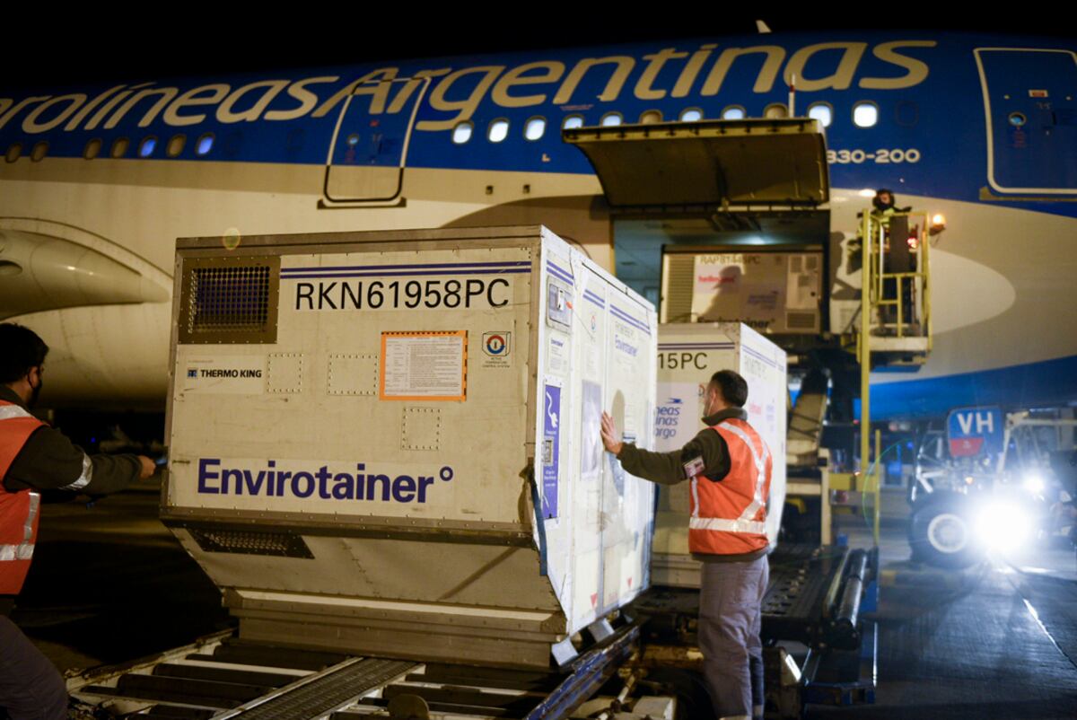 Coronavirus: llegaron 1,3 millones de vacunas AstraZeneca y 760 mil dosis de Sinopharm