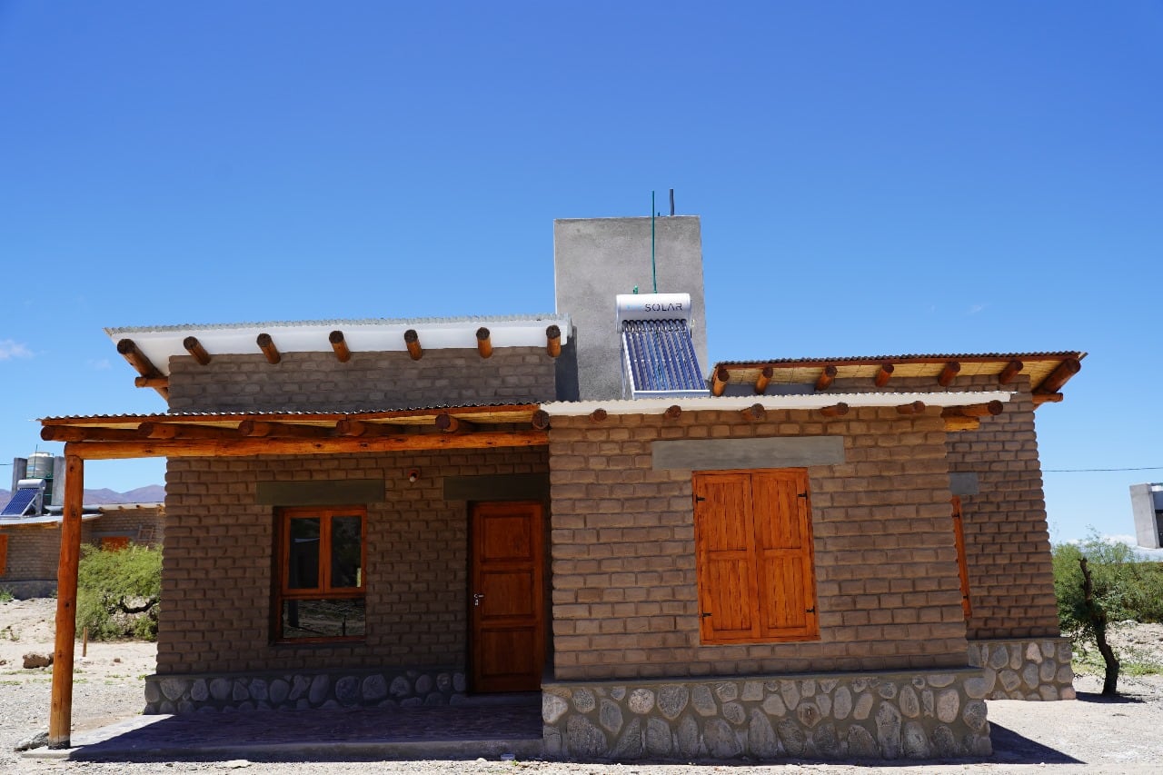 Las casas están construidas con ladrillos de adobe.