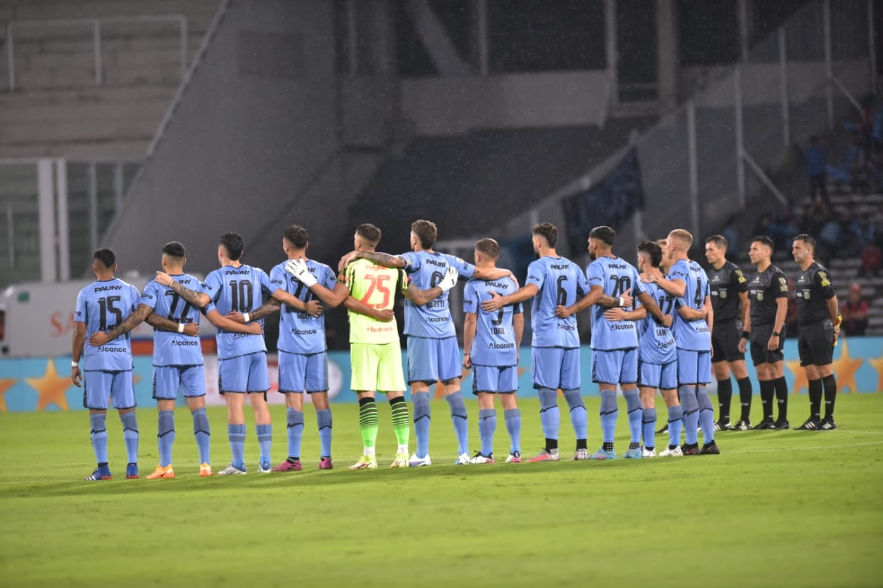 Belgrano estrenó la nueva camiseta en el partido con Sarmiento. (Javier Ferreyra / La Voz)