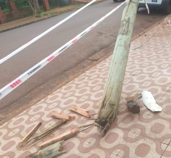 Siniestro vial en Eldorado: automovilista chocó contra un poste de telefonía.