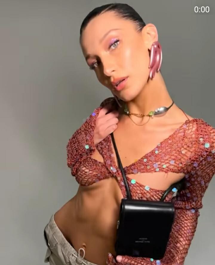 Bella Hadid posando en sus redes