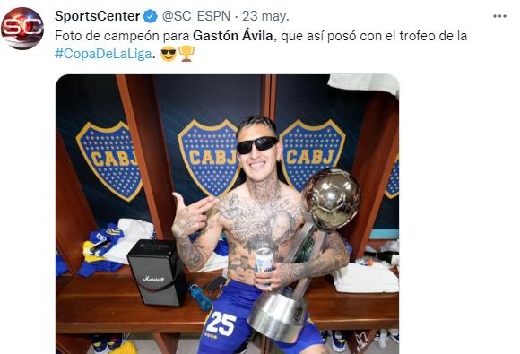 Festejo de Gastón Ávila en el vestuario de Boca, -estadio Mario Alberto Kempes- con la copa de la Liga Profesional de Fútbol.