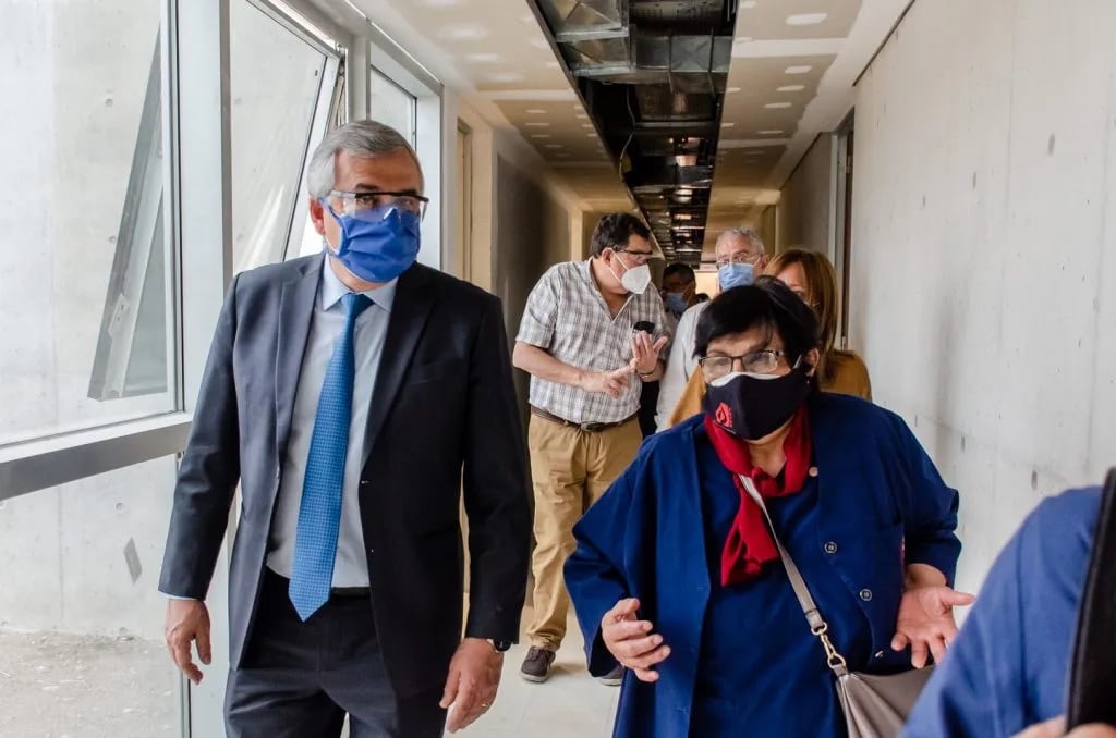 La Dra. Ida Severich, directora del Centro Regional de Hemoterapia de Jujuy, condujo una recorrida del gobernador Morales por el edificio cuando se trabajaba en la última etapa de equipamiento.