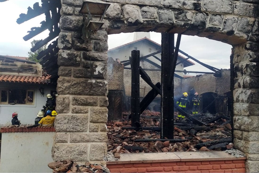 incendio
El Hotel 4 de la Unidad Turística Embalse se incendió este miércoles provocando importantes daños materiales en el lugar. El foco se concentró en el sector de cocinas y del comedor del establecimiento
Nelson Torres