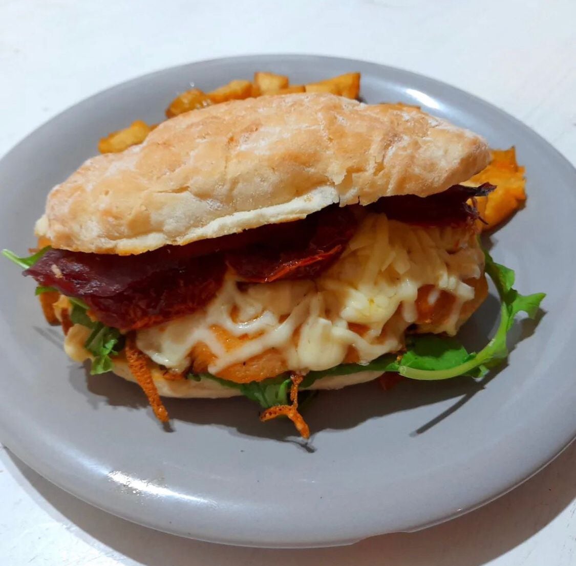 Sándwich de pollo grill.