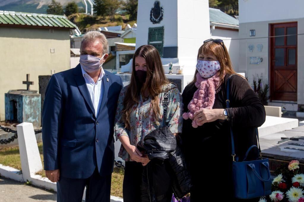 Durante la ceremonia se realizó una reseña de la vida de Campos, cuyos restos descansan por pedido del mismo, en la ciudad de Ushuaia.