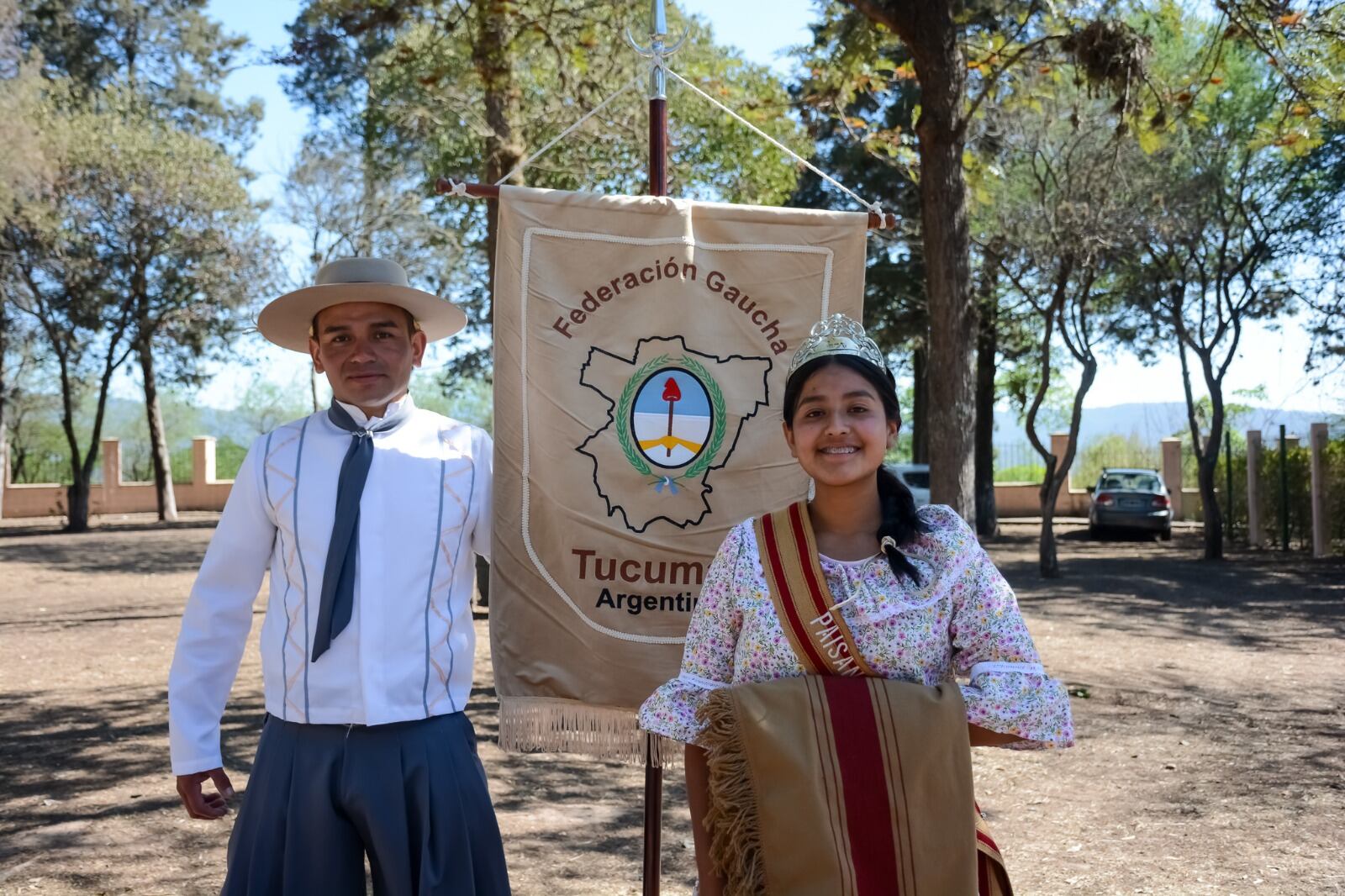 La joven paisana María Fernanda Díaz, que representa a Tucumán, llegó a Jujuy acompañada por autoridades de la Federación Gaucha de esa provincia.