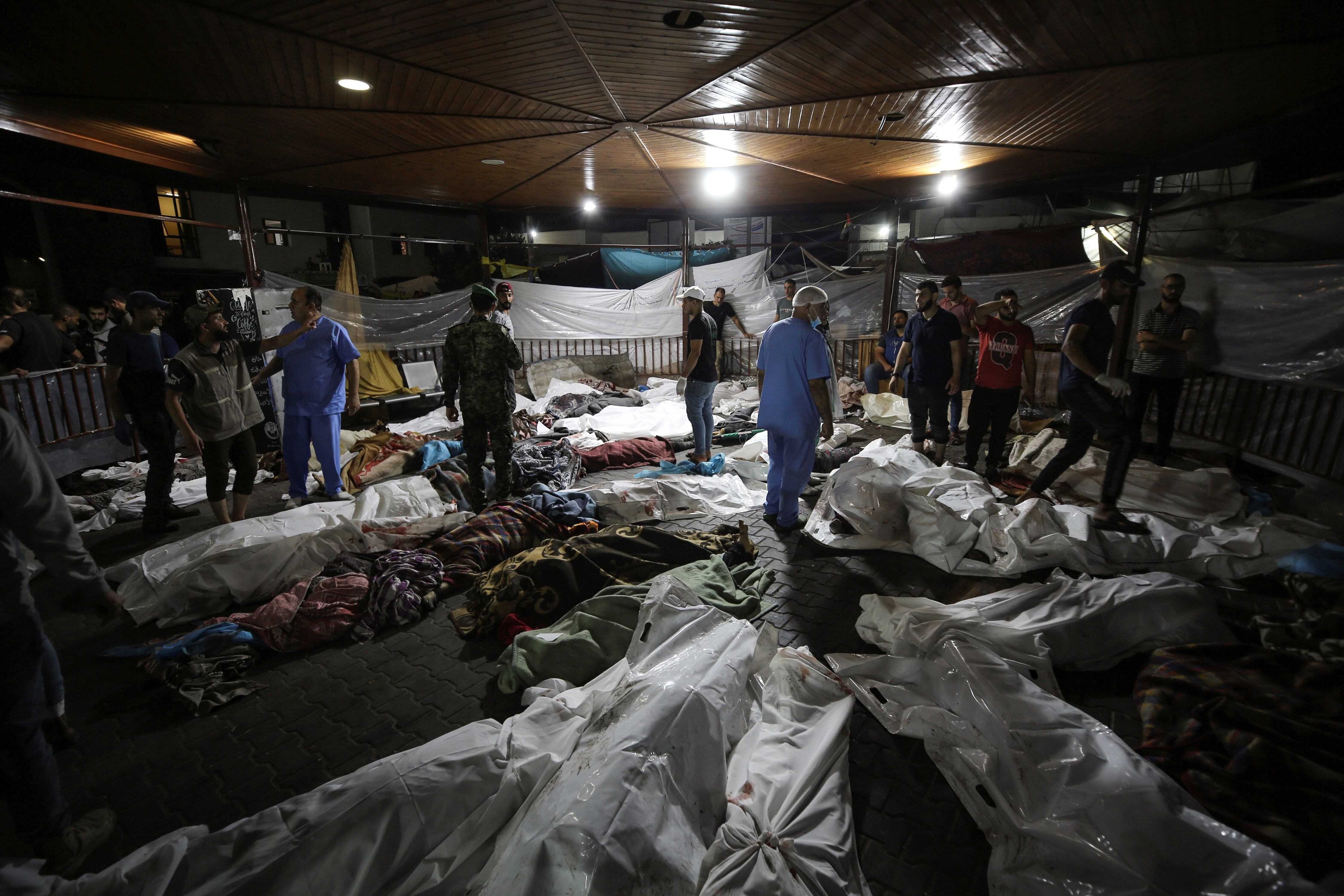 Desde Gaza indicaron que su mayor hospital se quedó sin electricidad por falta de combustible. (AP)