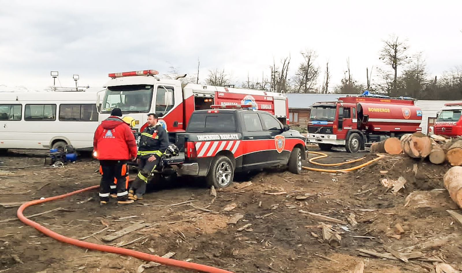 Se continúa trabajando para extinguir el incendio en el Aserradero “El Litoral”