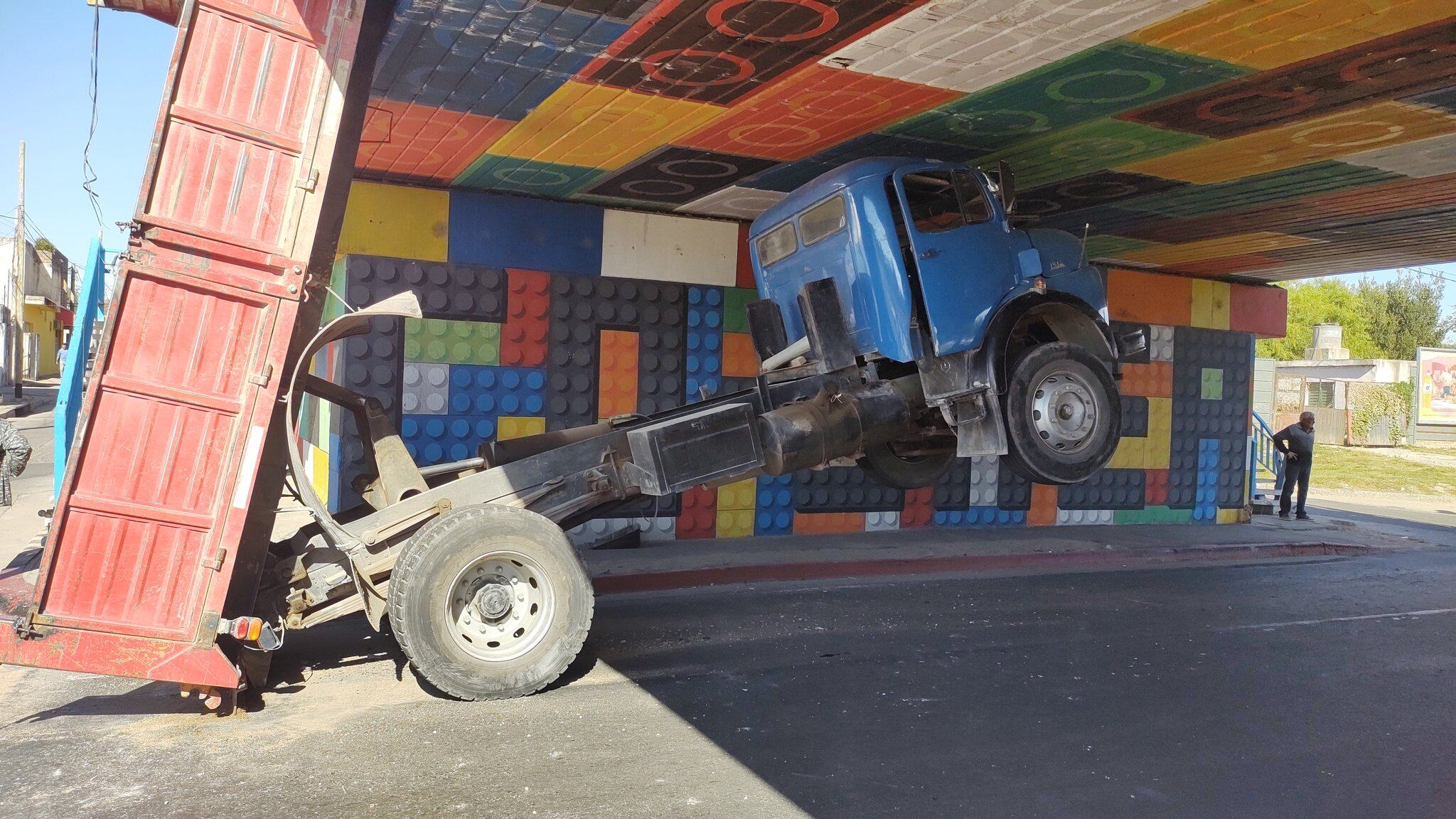 Puente Zípoli. Un camión se quedó encajado (Foto de Twitter @@barrionuevofern).