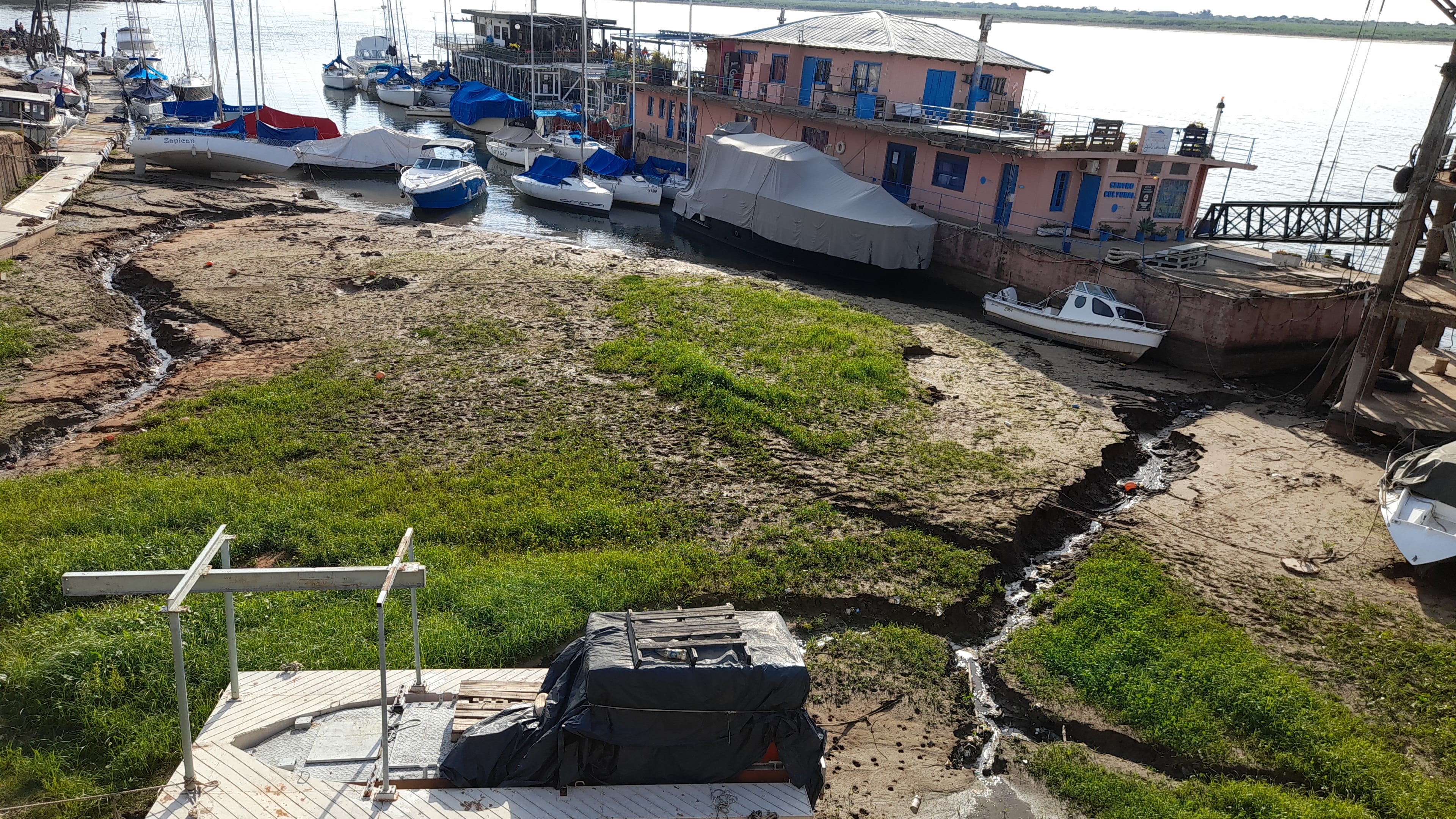 La sequía y bajante del Paraná en la zona portuaria de Corrientes Capital.