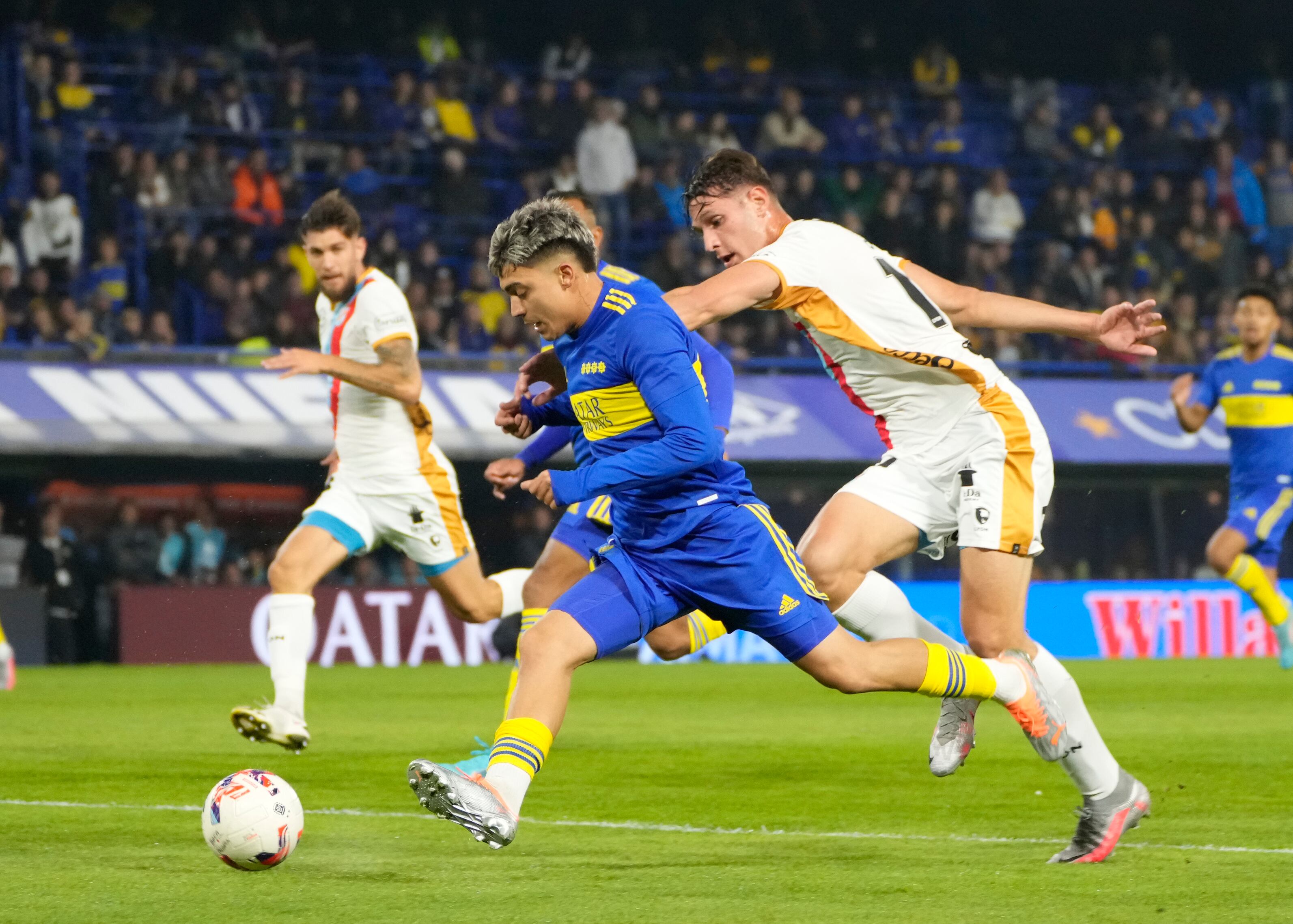 Exequiel Zeballos fue una de las figuras del partido.