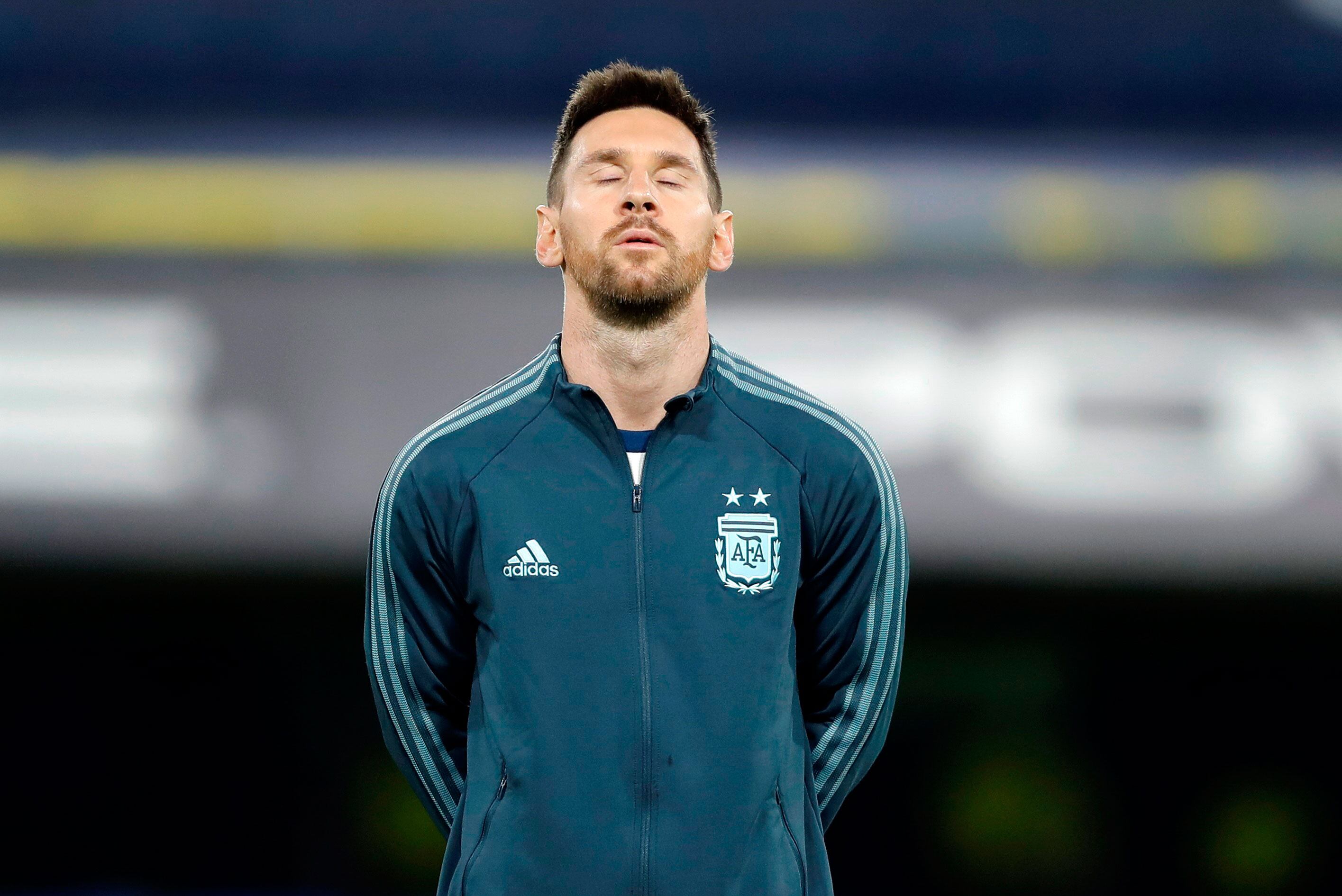 Lionel Messi y una postal de cuando con la selección argentina jugó en la cancha de Boca por las Eliminatorias. (AP/Archivo)