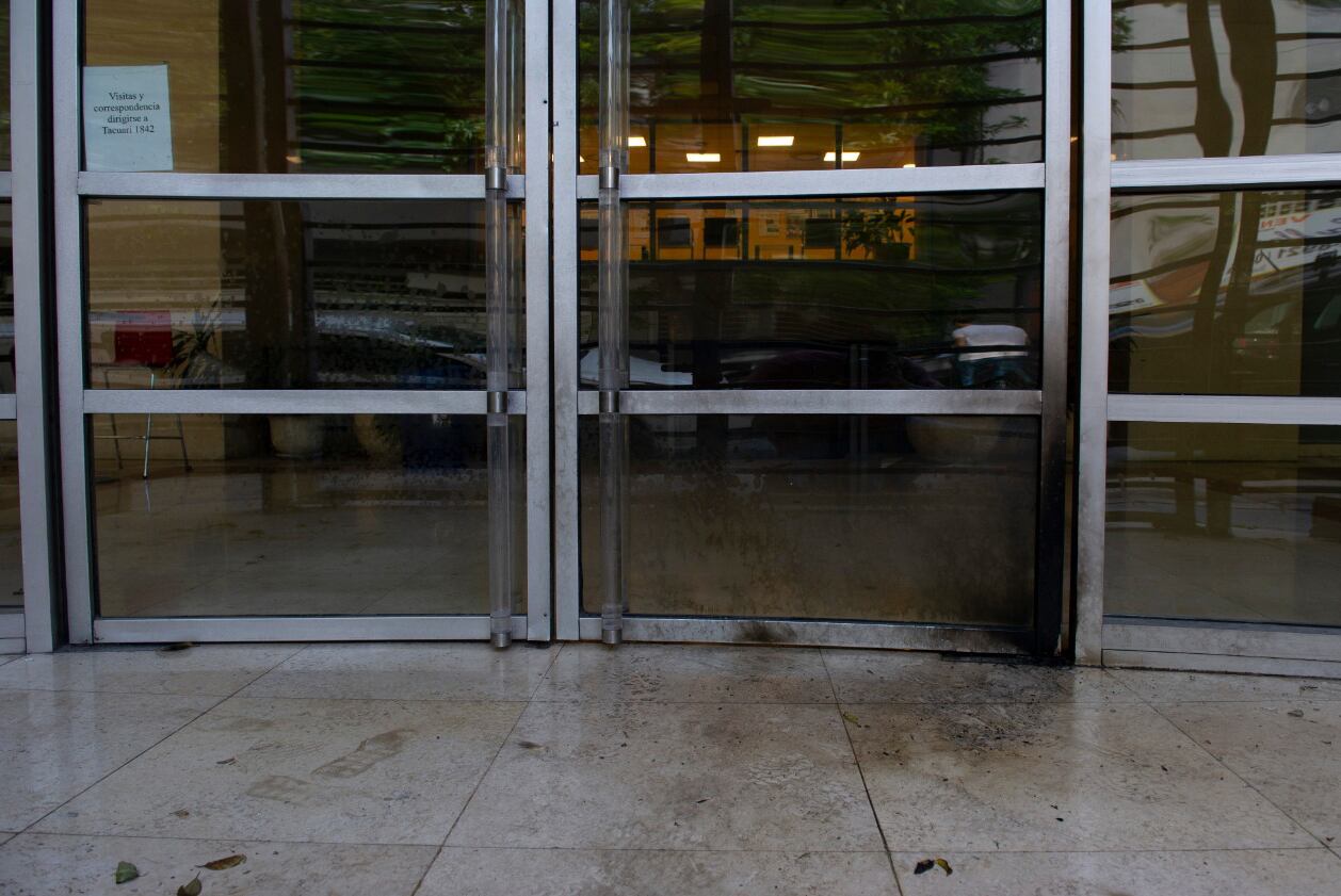 Así quedó el ingreso al edificio (Clarín).