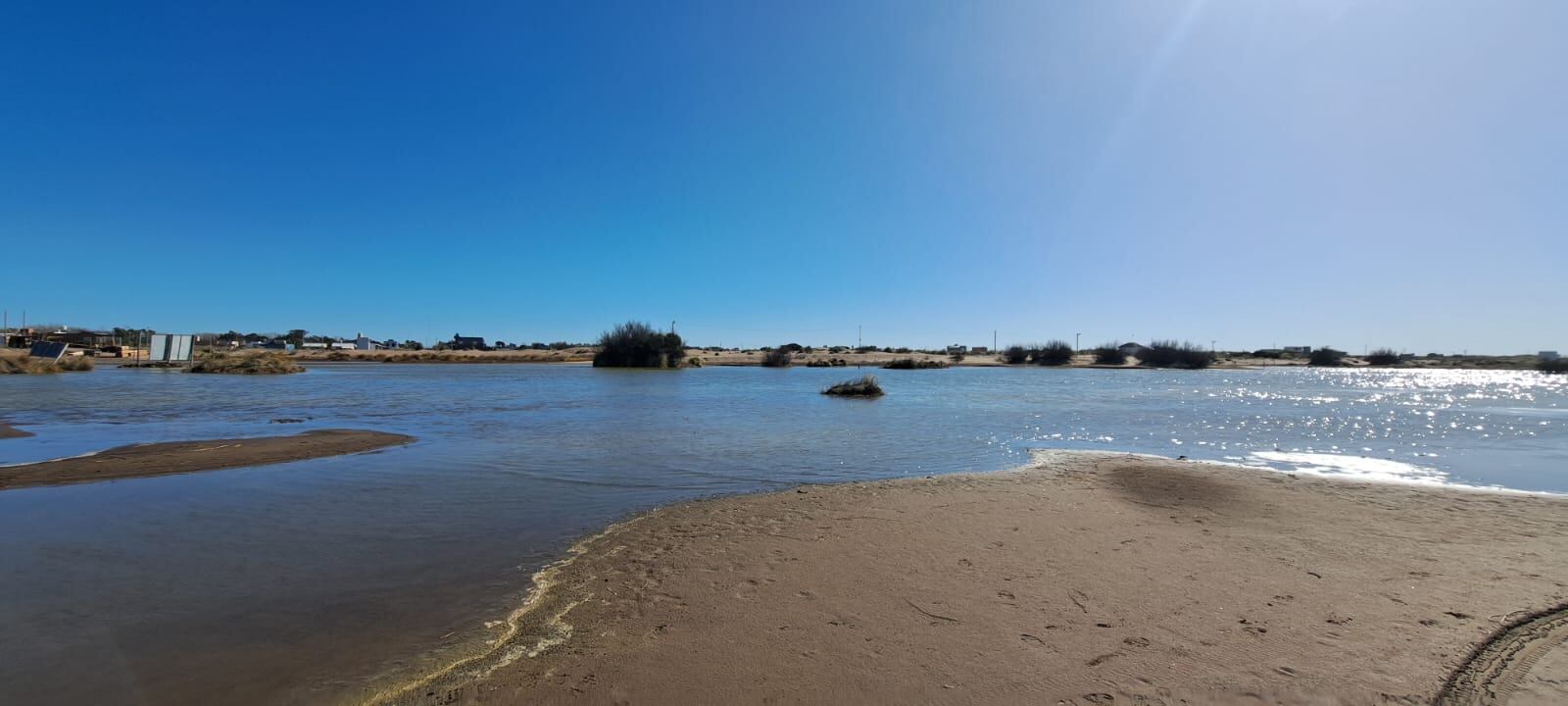 encuentran montículos de arena sosteniendo pilotes en una zona protegida de la albufera