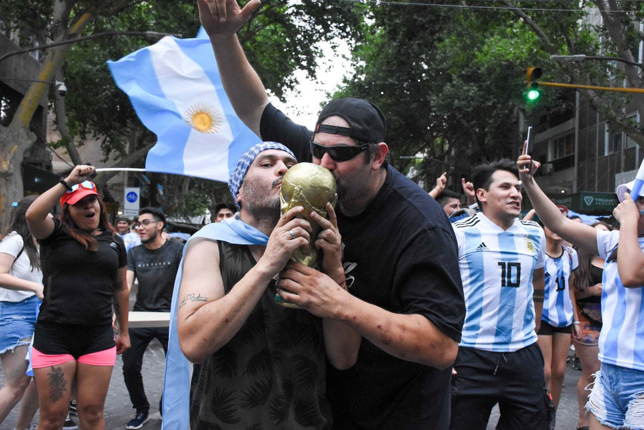 El centro de Mendoza se vistio de celeste y blanco para festejas el 2 a 0 de Argentinas  vs Mexico.