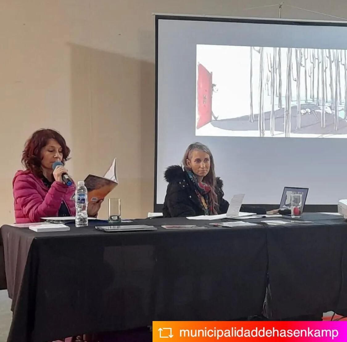 Magela Demarco leyendo "Sola en el Bosque".