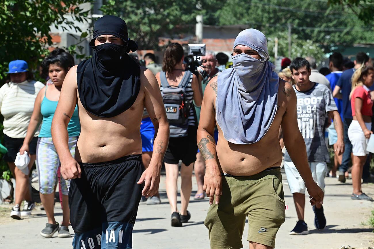 Rosario. Los vecinos fueron a buscar a los narcos y derribaban los búnkeres de la zona. (Télam)