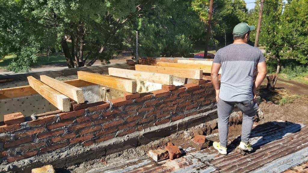 Una cuadrilla con 15 albañiles de la comuna inició la reconstrucción de los techos de las casas afectadas por la lluvia del fin de semana. 