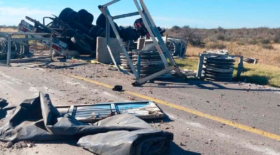 El vehículo transportaba carreteles de cables 