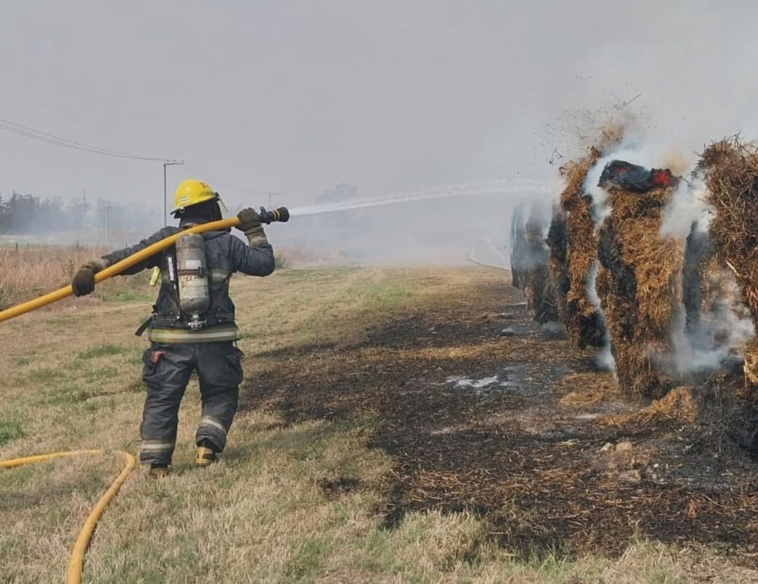 Bomberos sofocaron un Incendio de rollos de alfalfa en Arroyito