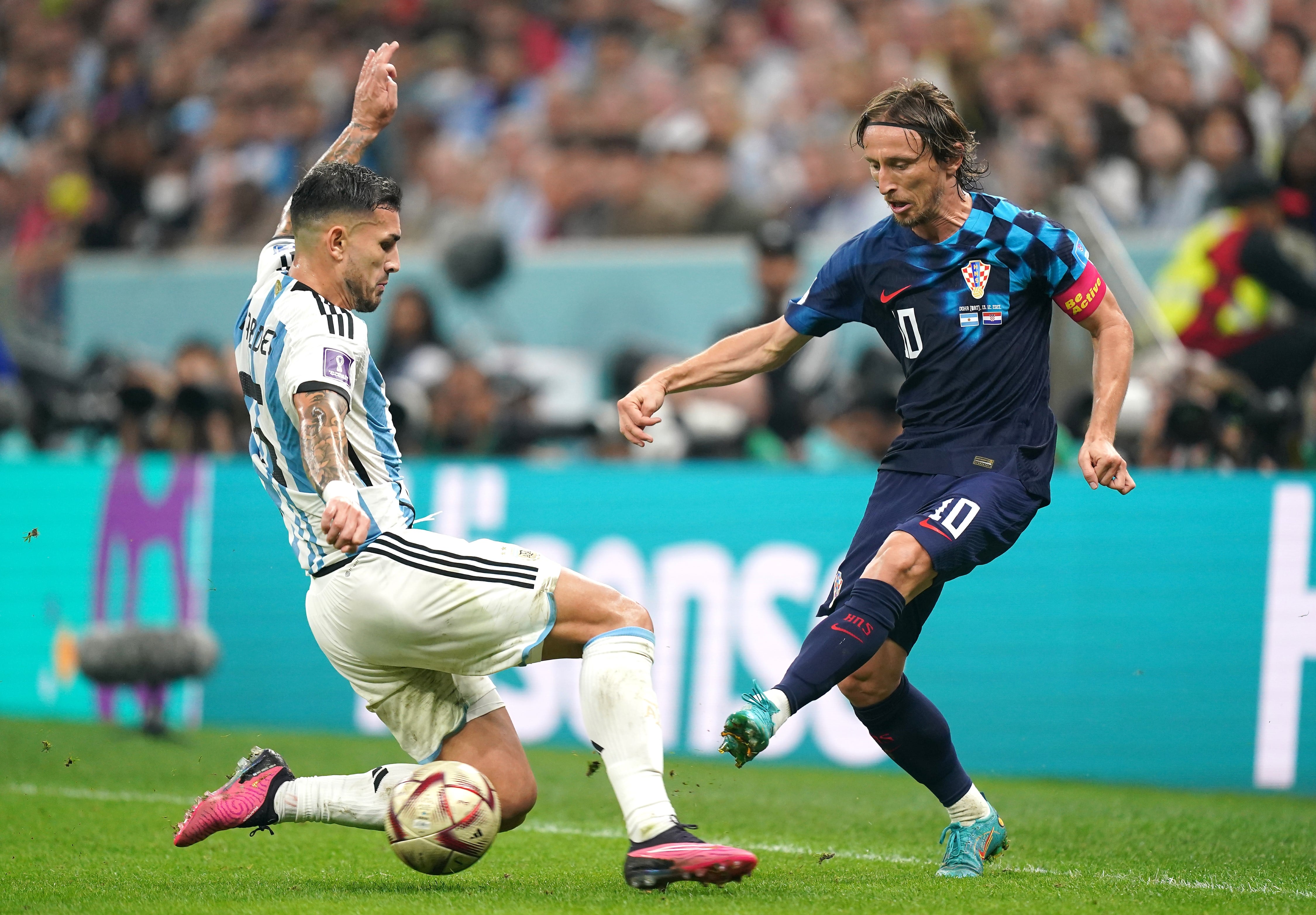 Mundial de Qatar: Leandro Paredes y Luca Modric, en el partido entre Argentina y Croacia. (AP)