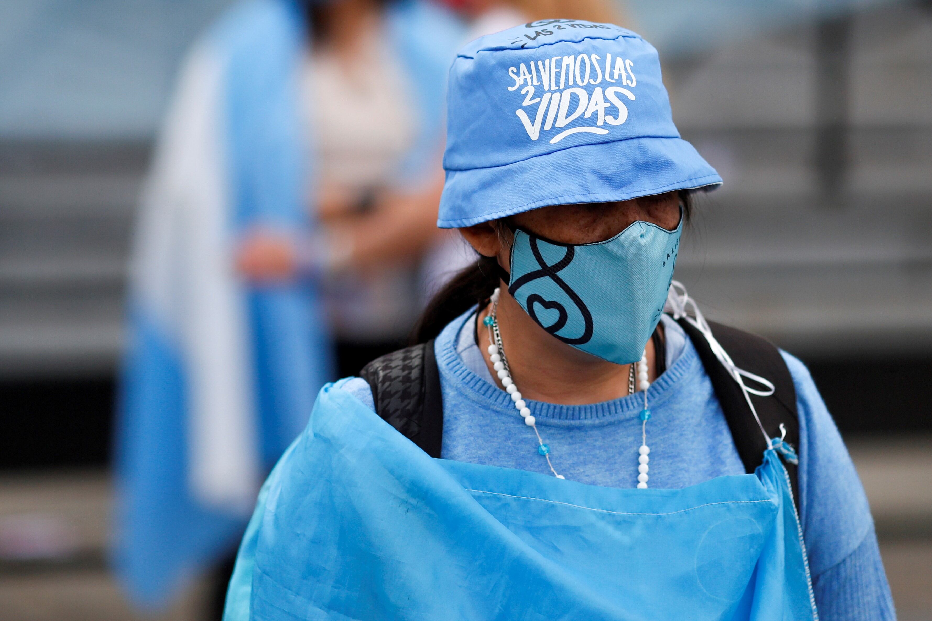 Celestes y verdes hacen vigilia en las afueras del Congreso mientras se debate sobre la legalización del aborto. (Reuters)