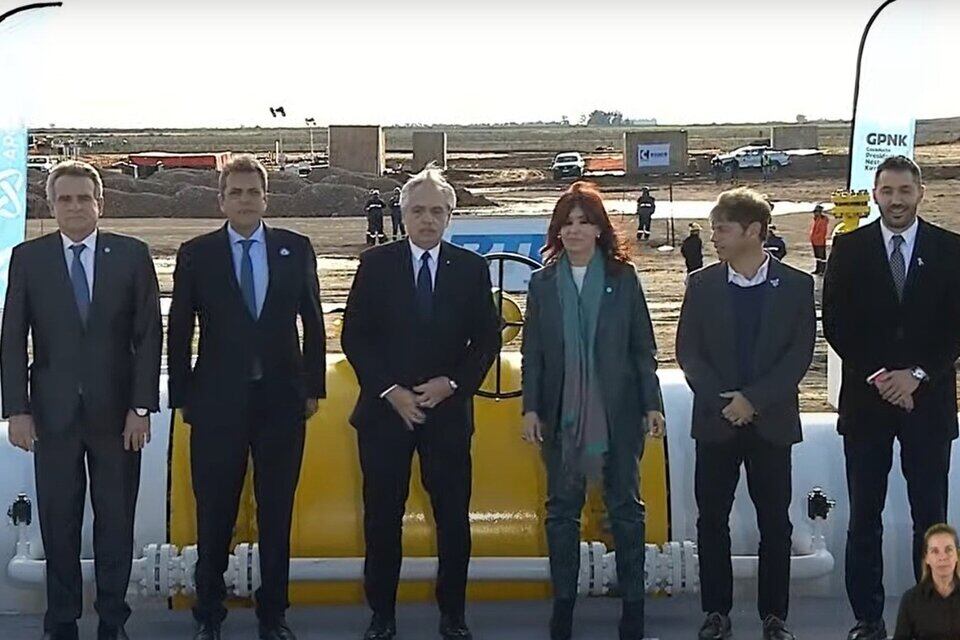 El presidente Alberto Fernández, junto a la vicepresidenta Cristina Kirchner y Sergio Massa, giran una válvula en la inauguración oficial del primer tramo de la obra. Foto: Captura transmisión