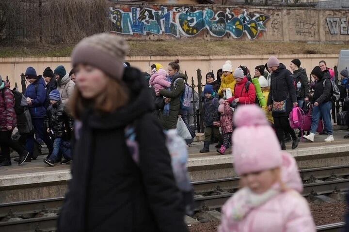 Refugiados en la estación secundaria de Lviv, en Ucrania.