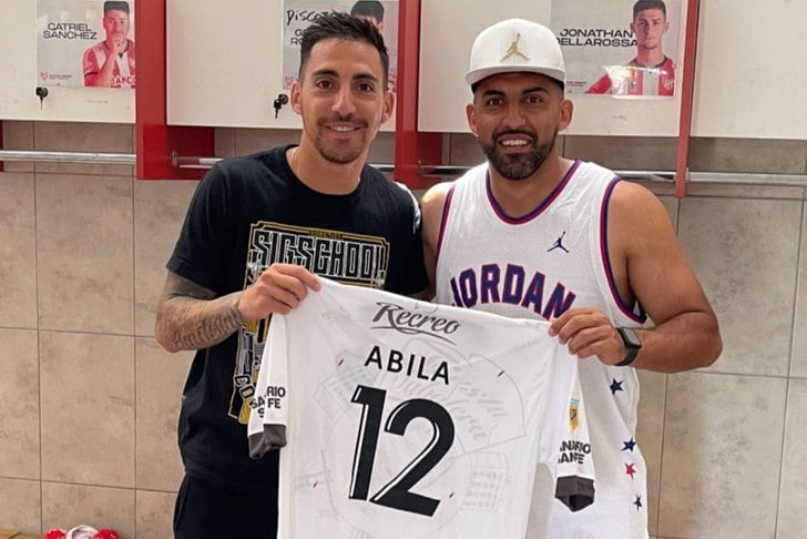 Los delanteros Javier Correa (Santos Laguna de México) y Ramón Ábila (Colón), de visita por Instituto. (Instagram Javier Correa).