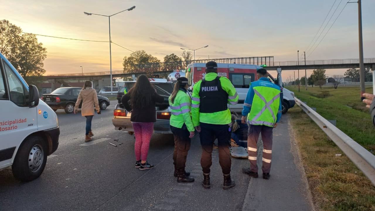 Las otras dos personas heridas estaban cambiando el neumático de un Renault 9.