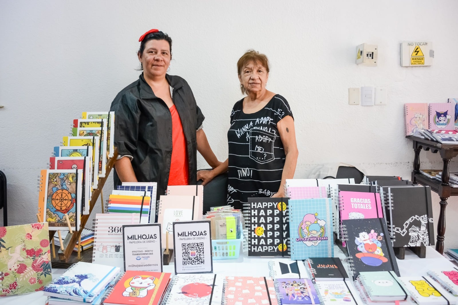 Pamela Penizzoto junto a su madre -incondicional colaboradora del proyecto- en el stand de Milhojas, un emprendimiento jujeño que se destaca por la calidad y creatividad de su amplio catálogo de cuadernos, agendas, bitácoras y lápices reciclables.