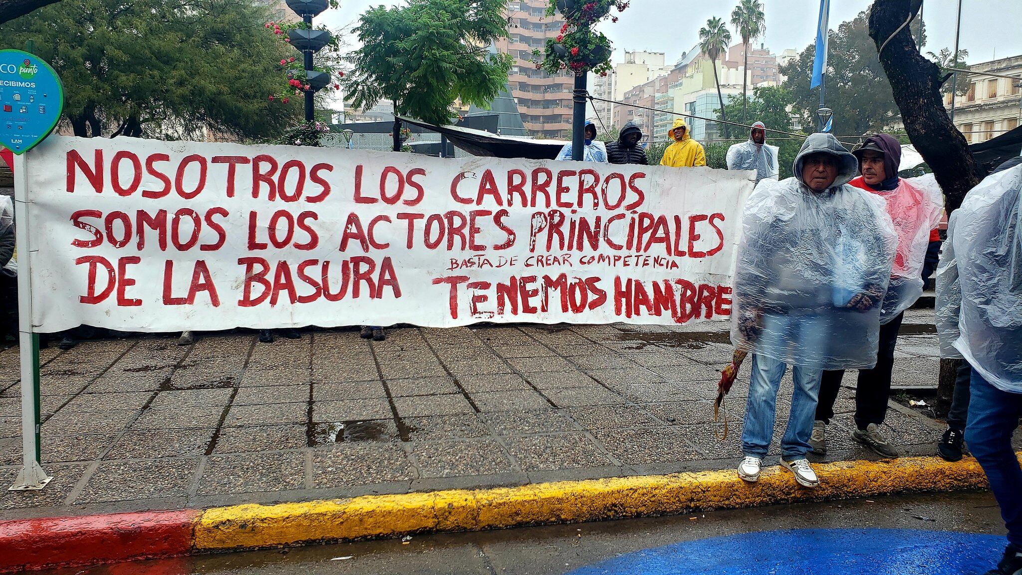 Carreros protestan frente a la Municipalidad.