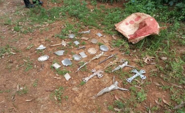 Recuperan objetos y placas presuntamente robadas del cementerio de Puerto Rico.