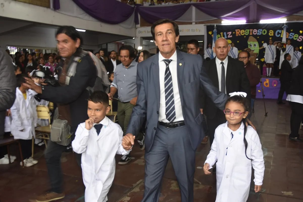 Fiorella y Ulises, dos alumnos del establecimiento, acompañaron al gobernador Sadir la ceremonia de izamiento de la Bandera Nacional.